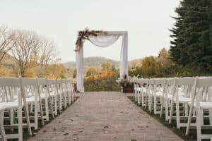 Autumn wedding venue in Minnesota ceremony site